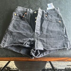 Size 26 - Levi Ribcage premium denim shorts in Blackl Lake